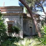 Il villino della ex Ferrero � un �casino", cio� una casa nobile di campagna che si trova vicino i resti dell�ex fabbrica di dolciumi. Sulla destra di un viale incanalato da palme, pini, cipressi e ligustri si presenta come una struttura semplice, con un salone centrale circolare da cui si accede ai 4 vani che lo circondano